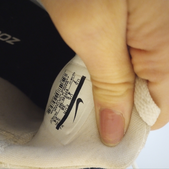 Nike sneakers, size 7 womens - Picture 2 of 4